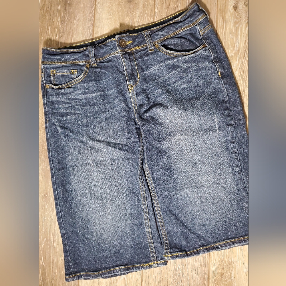 Vera Wang dark wash distressed denim jeans walking shorts Size 8
